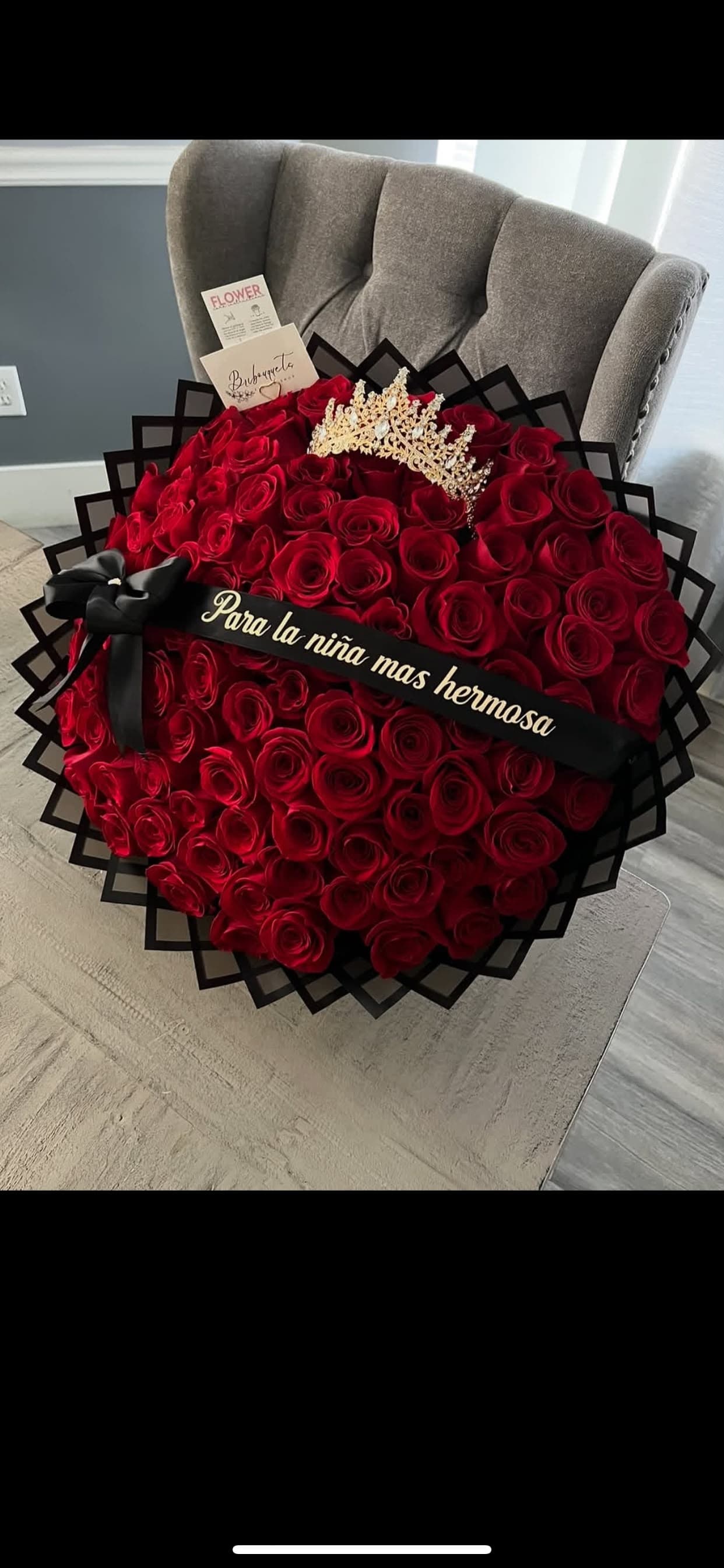 Arreglo de rosas rojas con corona para niña