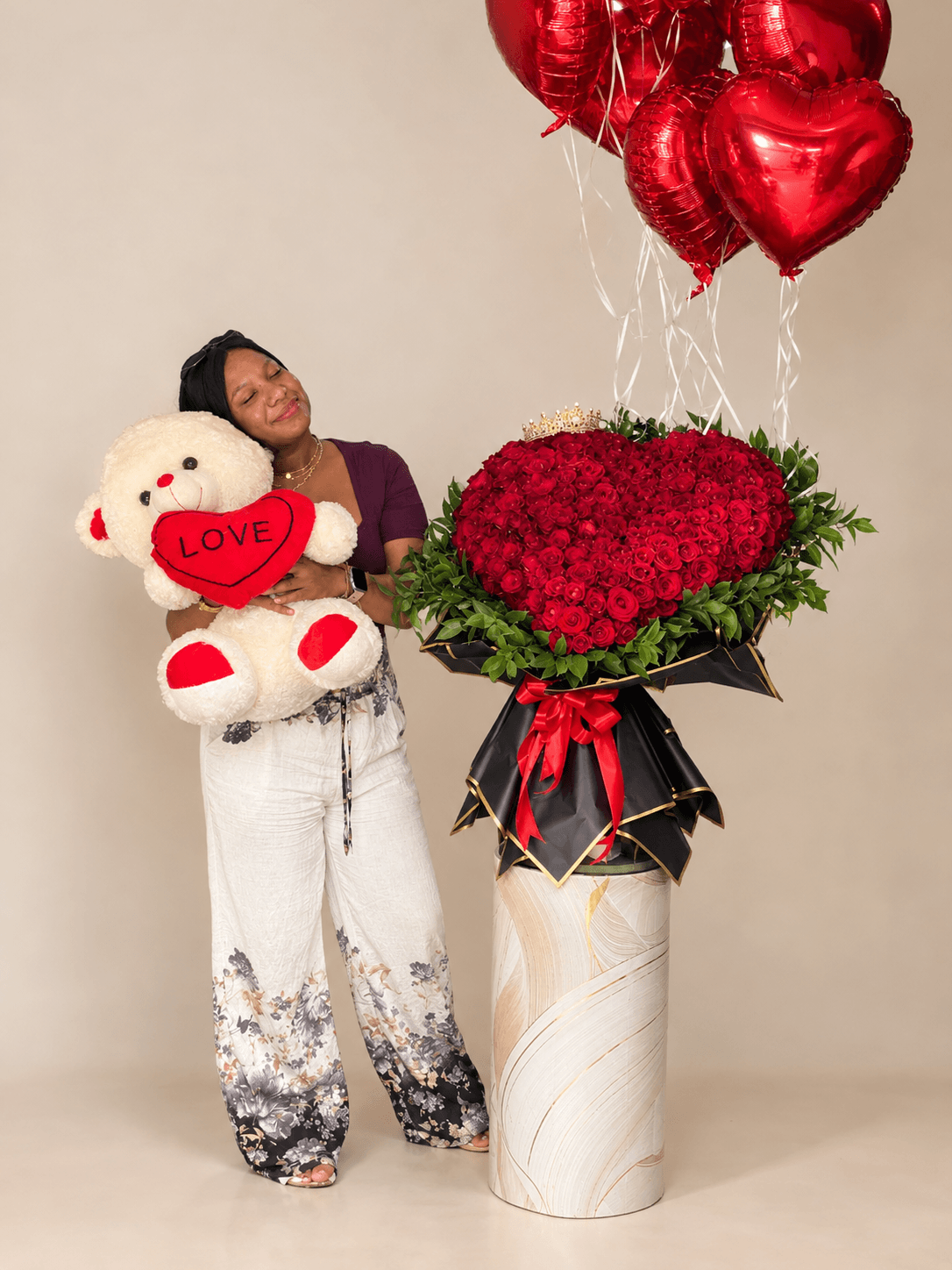 Arreglo floral gigante de rosas rojas con osito y globos de corazón